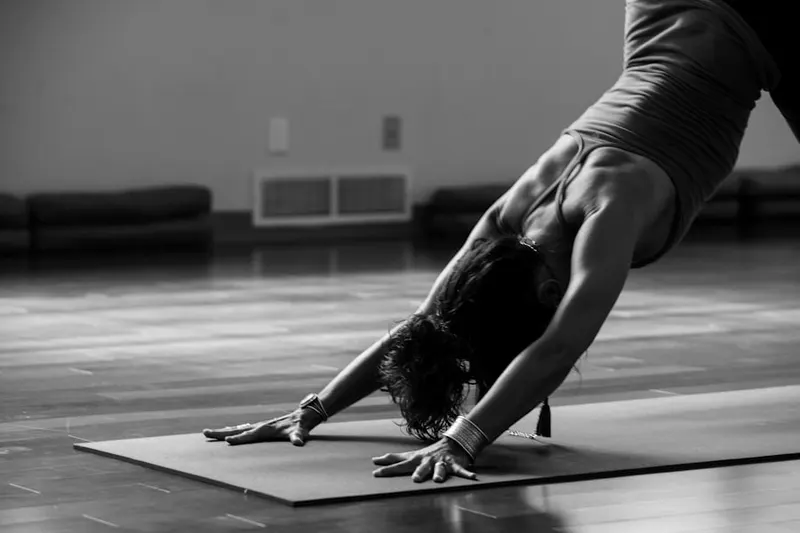 Aula de Hatha Yoga com posturas mantidas