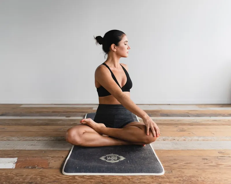 Aula de Vinyasa Flow em movimento dinâmico