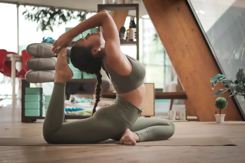 Aula de Yin e Yoga Restaurativo em posturas longas